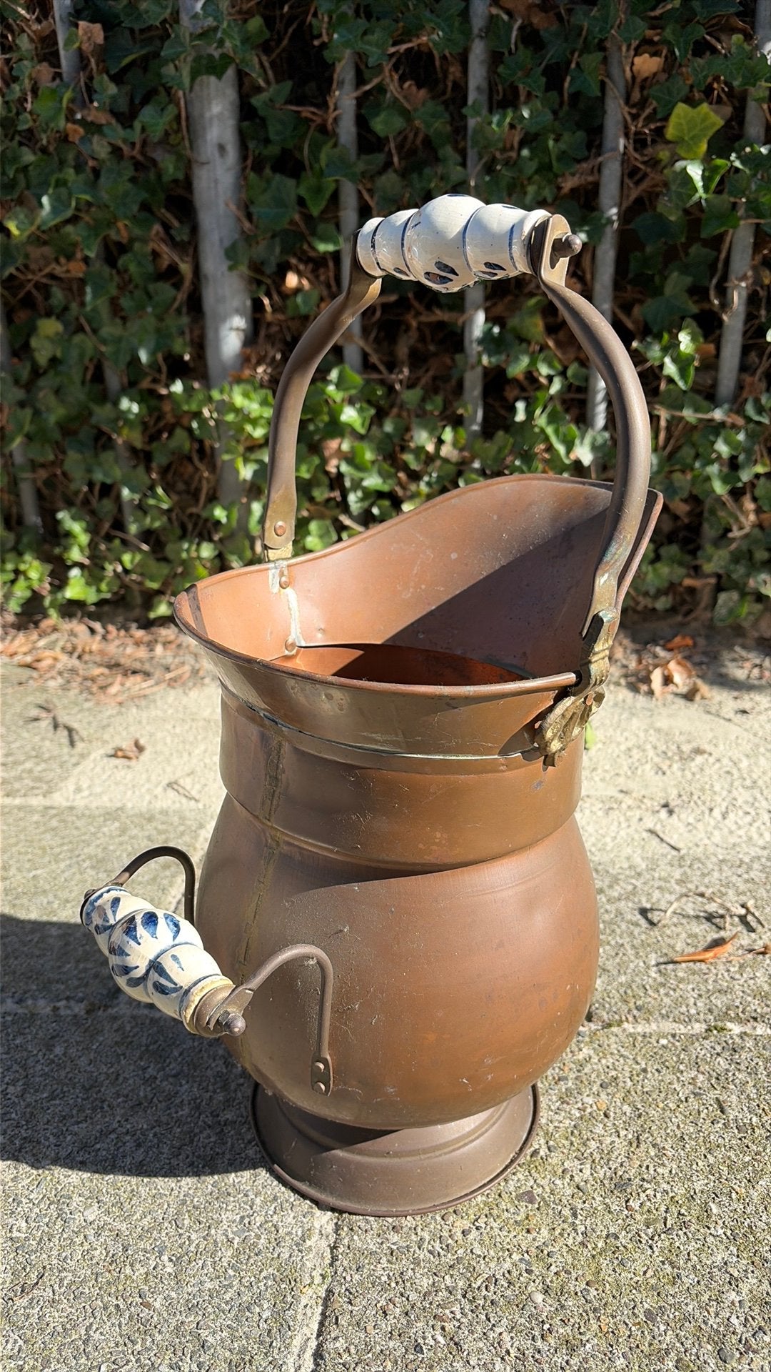 een vintage koperen kolenkit, Ophalen