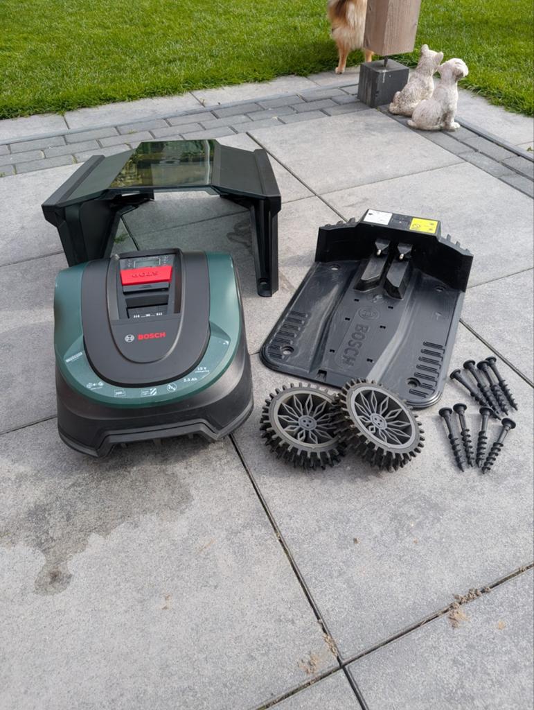 Bosch Indego XS300 robotmaaier met garage en toebehoren, Ophalen, Zo goed als nieuw, 20 tot 25 cm, Bosch