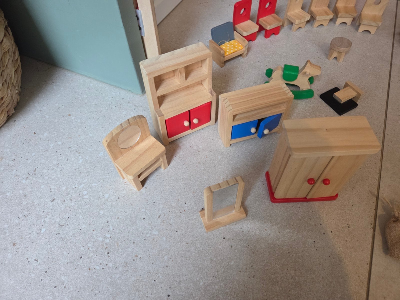 Foto 7 van Groot houten poppenhuis met complete inrichting en poppen