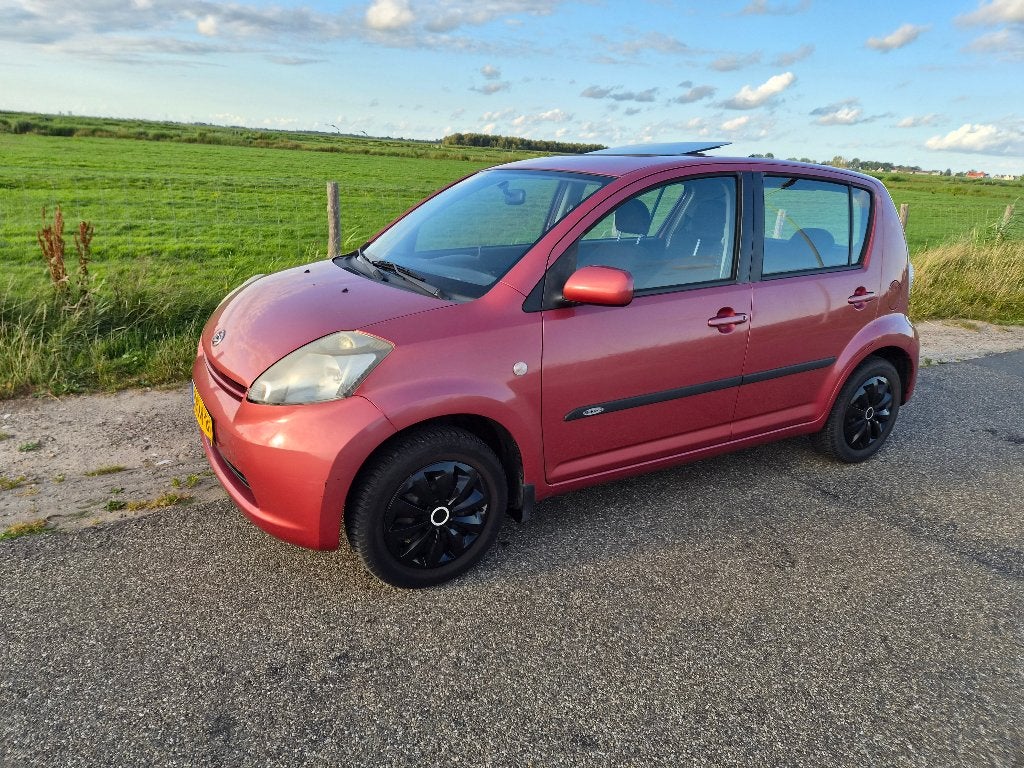 Daihatsu Sirion 1.0 51KW 2007 Roze - 104000km - open dak, Voorwielaandrijving, Stof, Sound system, Handgeschakeld