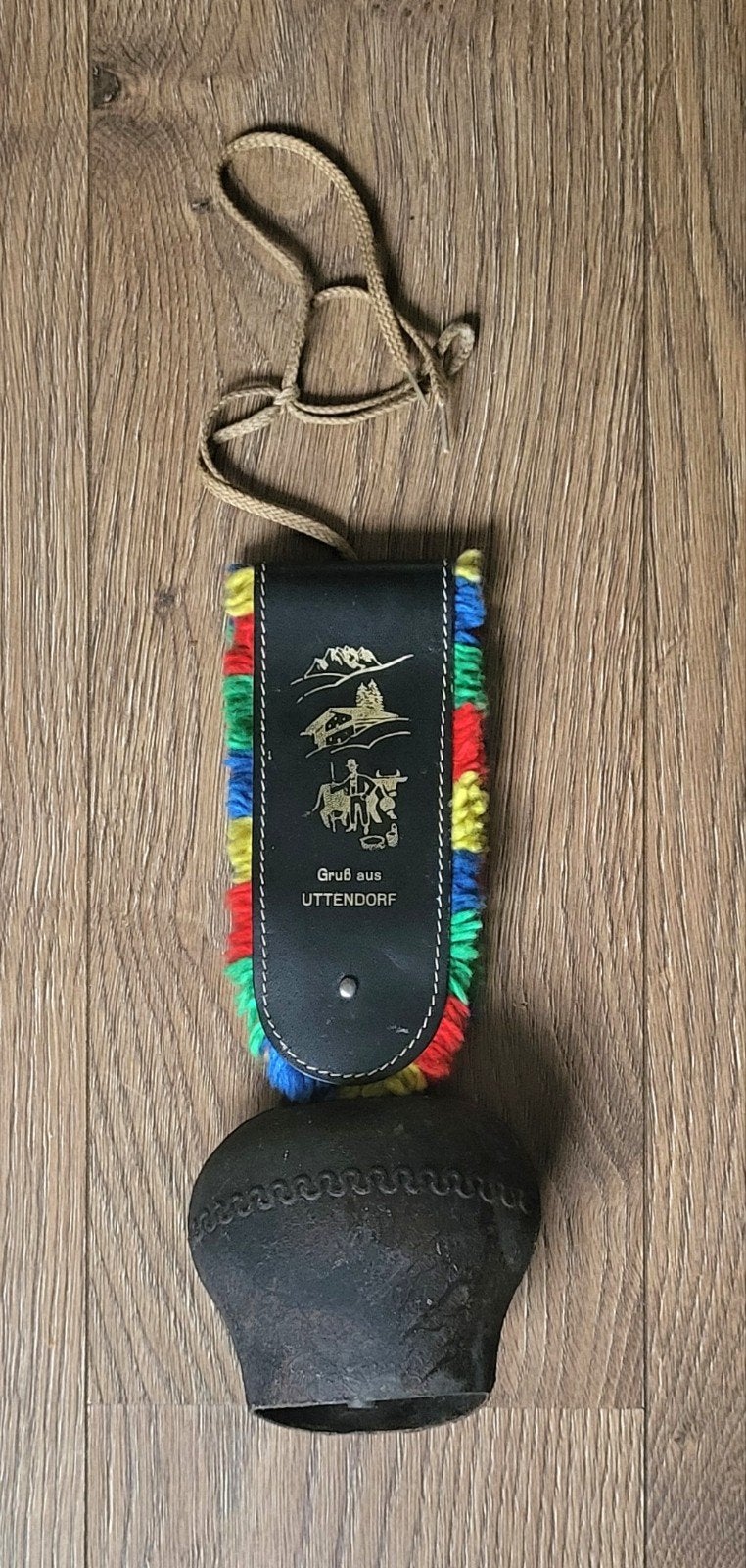 Oude ijzeren koebel met zwarte leren band - souvenir, Antiek en Kunst, Curiosa en Brocante, Ophalen of Verzenden
