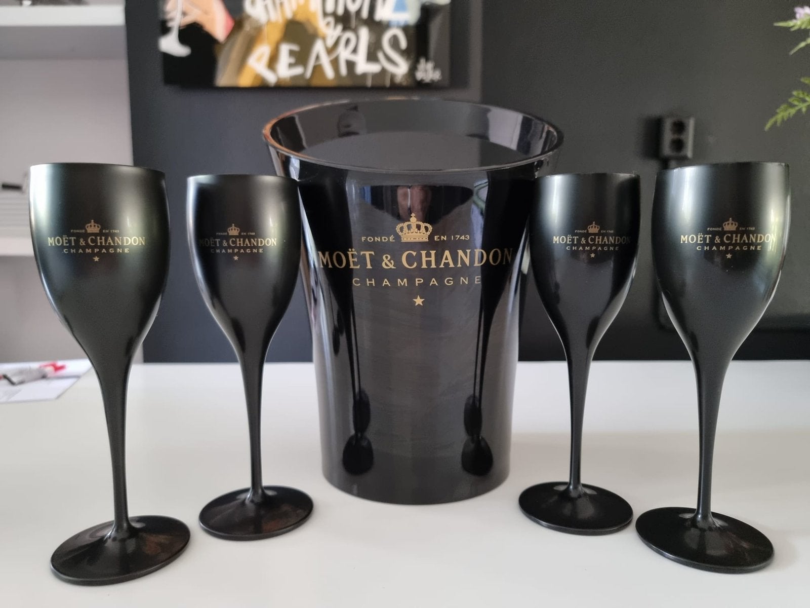 Moet&Chandon Champagne Koeler incl 4 Mat Zwarte Flutes., Ophalen of Verzenden, Nieuw, Overige typen