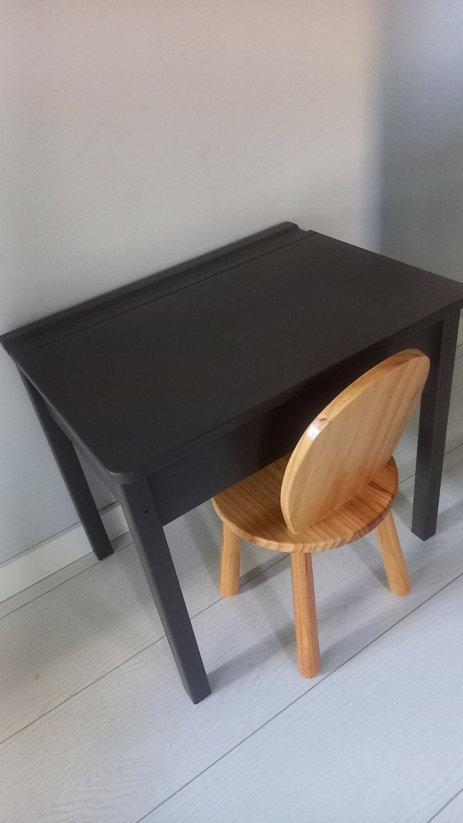 Ikea Sundvik schoolbank/kinderbureau met stoeltje - bruin, Ophalen, Gebruikt, Tafel(s) en Stoel(en)