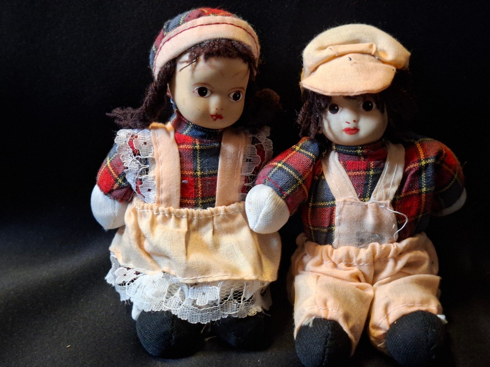 Antieke poppetjes - Jongen en meisje in Schotse ruit, Verzamelen, Poppen, Ophalen of Verzenden, Gebruikt, Overige typen