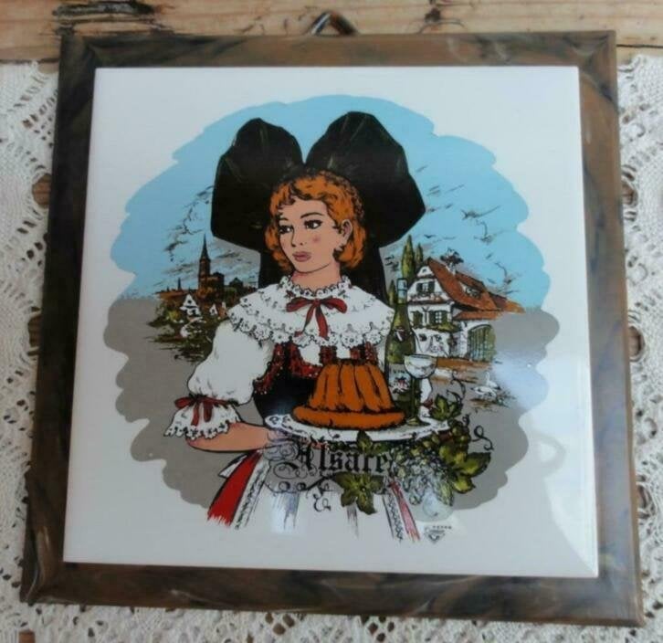 Wandtegel met vrouw in klederdracht, Alsace,Elzas, Frankrijk, Ophalen of Verzenden