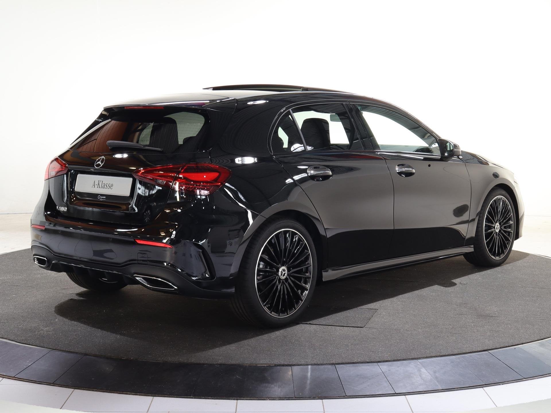 Mercedes-Benz A-klasse 180 Business Solution AMG | Panoramas, Auto's, 136 pk, 4 cilinders, Zwart, 1332 cc