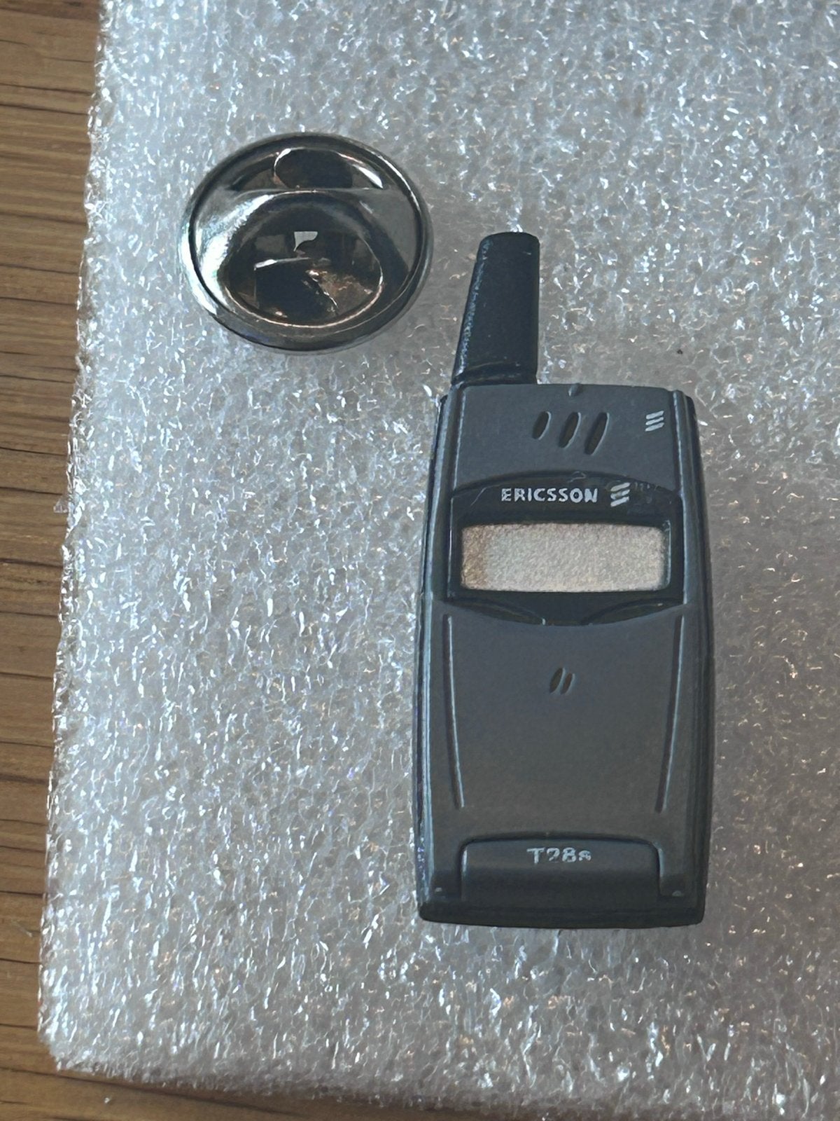 Vintage Ericsson T28s Mobiele Telefoon - Klassiek Model pin, Ophalen of Verzenden, Zo goed als nieuw, Merk, Speldje of Pin