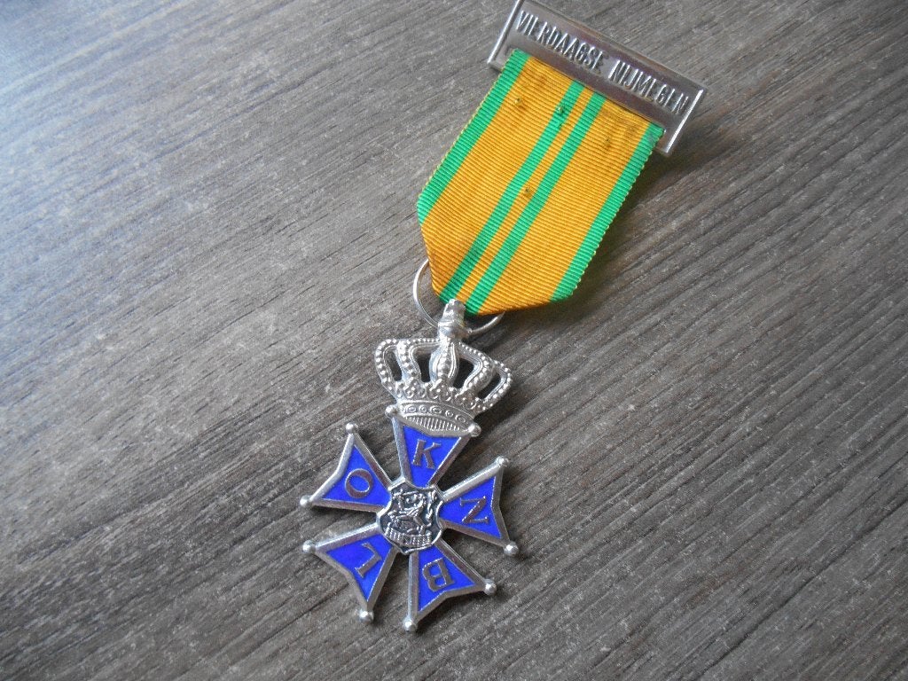 Vierdaagse medaille 6de keer, Verzamelen, Militaria | Algemeen, Ophalen of Verzenden, Landmacht, Nederland, Lintje, Medaille of Wings