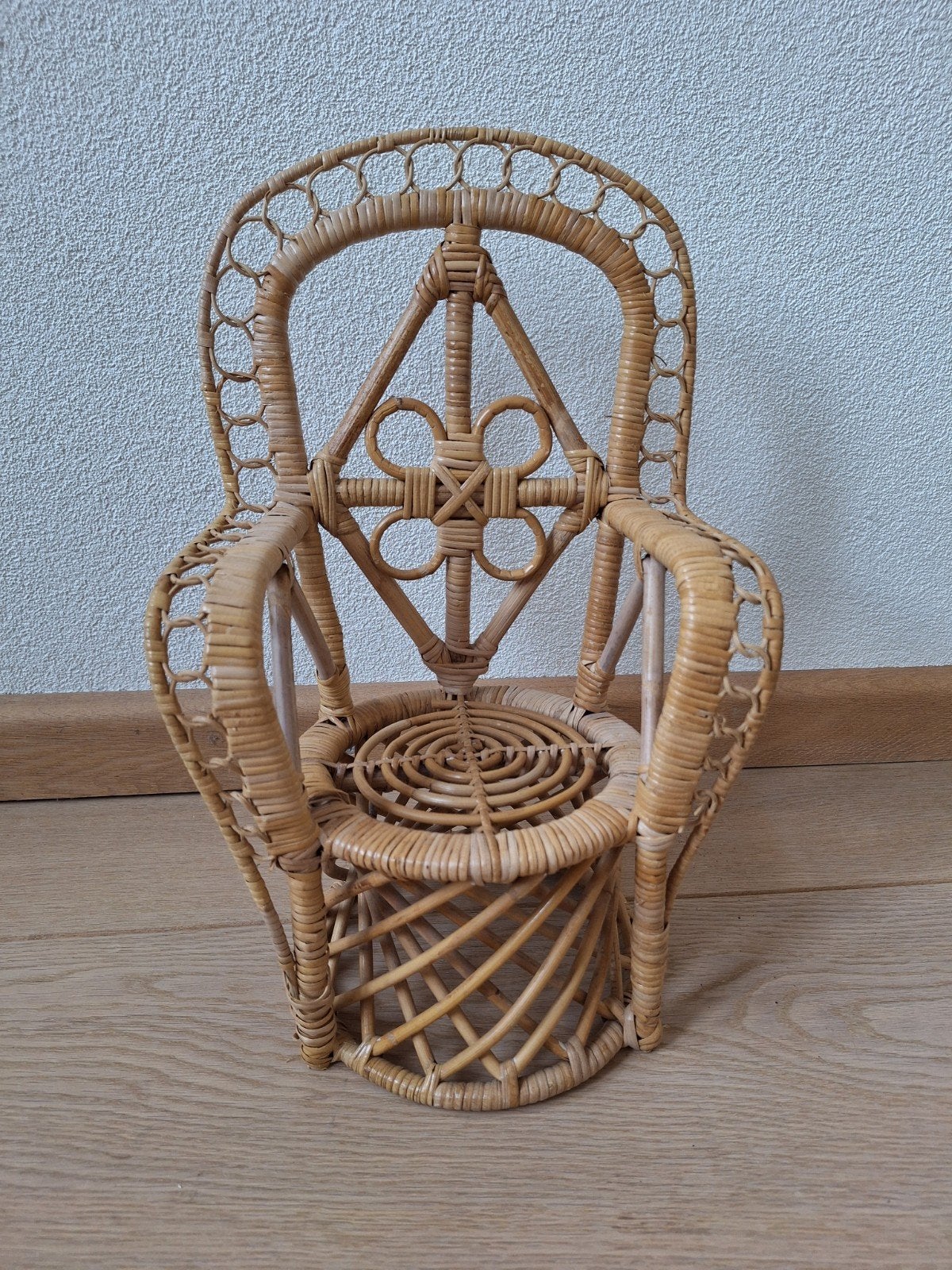 Vintage Rotan Poppenstoel / Pauwenstoel voor pop of plant, Ophalen of Verzenden, Babypop