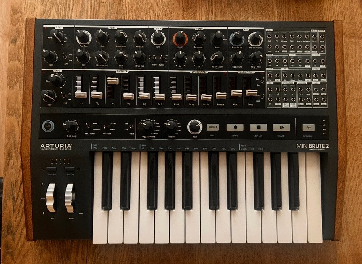 Arturia MiniBrute 2 Analoge Synthesizer, Overige merken, Zo goed als nieuw, Met midi-aansluiting, Overige aantallen