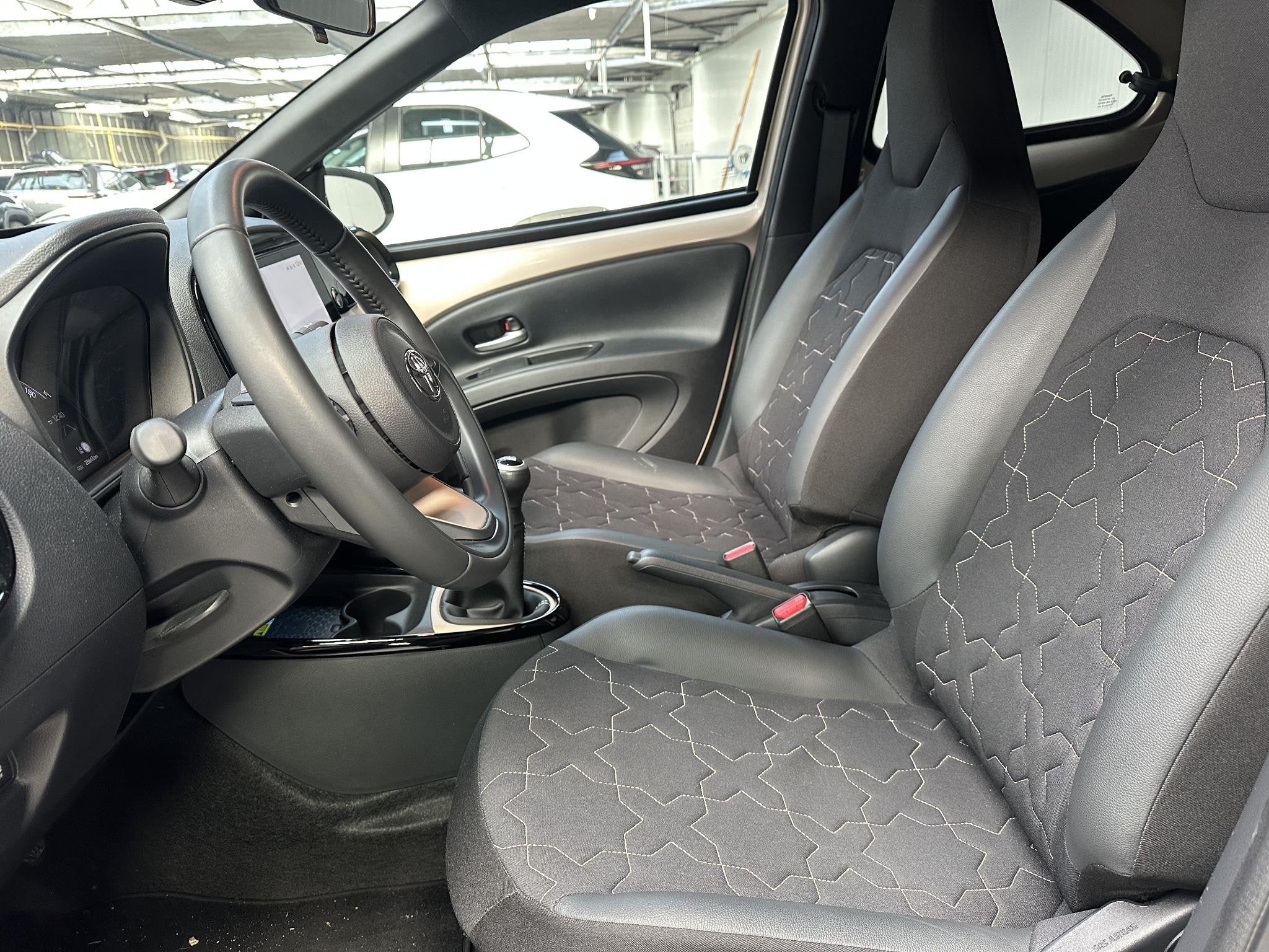 Toyota Aygo X 1.0 VVT-i MT Envy Zeer Luxe, 1e eigenaar, slec, Auto's, Toyota, Gebruikt, Euro 6, Bruin, 4 stoelen