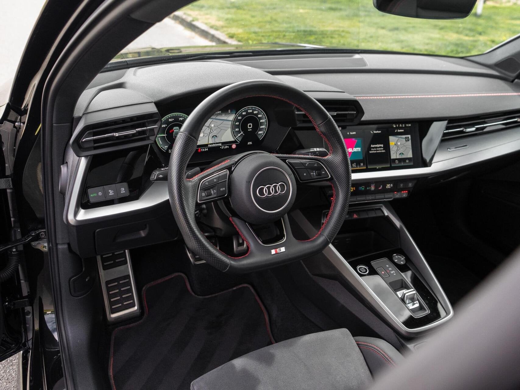 Audi A3 Sportback 40 TFSIe|Panoramadak|Camera|Diamond stitch, Gebruikt, Zwart, 4 cilinders, 1535 kg