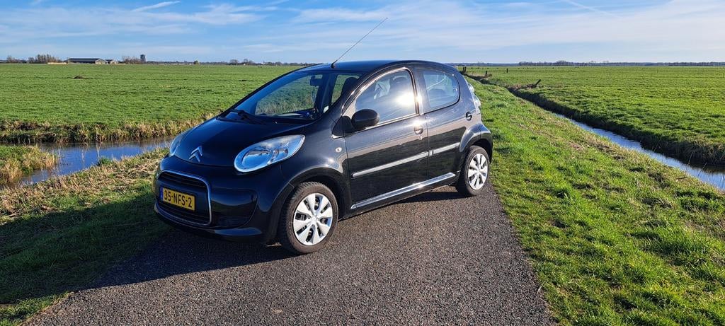 Citroën C1 1.0 5-DRS 2010 Zwart (Peugeot 107, Toyota Aygo), Auto's, Voorwielaandrijving, Stof, 4 stoelen, C1