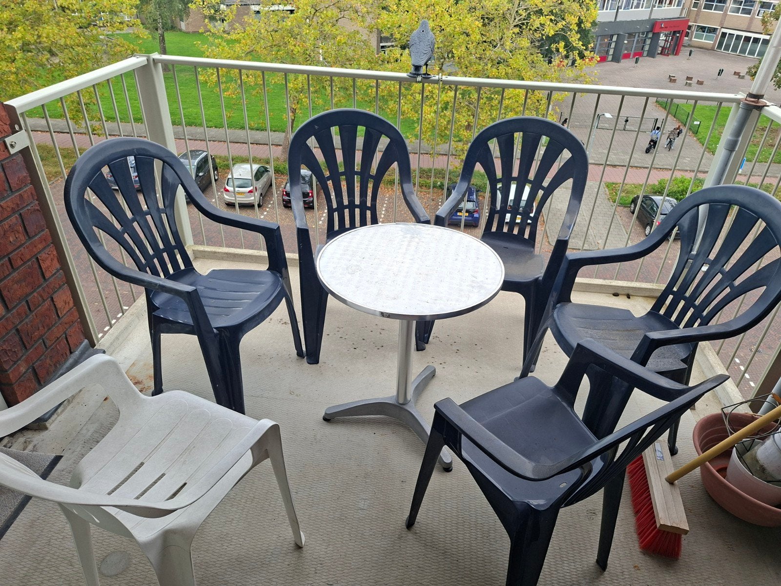 Ronde balkontafel met metalen onderstel en 6 kuipstoelen, Tuin en Terras, Ophalen, Gebruikt, Rond, Metaal