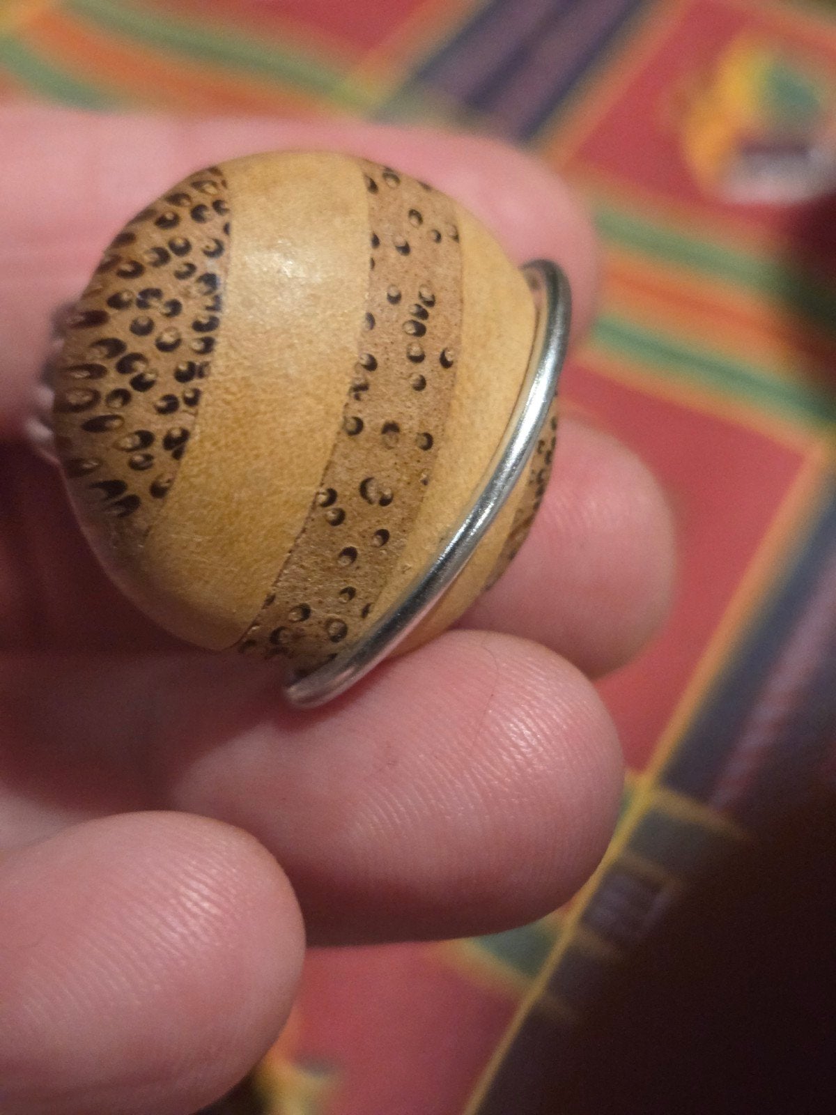 Houten ring met draad, maat 17, Sieraden, Tassen en Uiterlijk, Ringen, Overige materialen, Bruin, Ophalen of Verzenden, Zo goed als nieuw