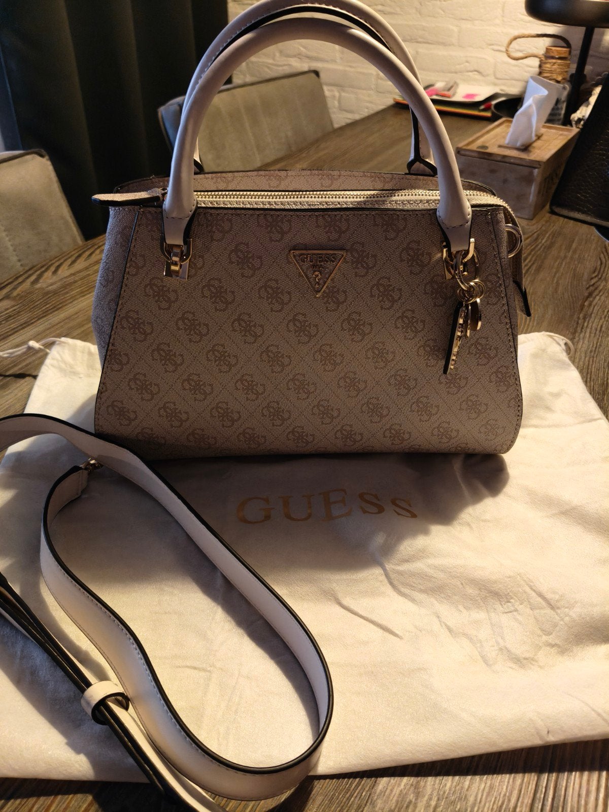 Creme Guess tas, Sieraden, Tassen en Uiterlijk, Tassen | Damestassen, Ophalen of Verzenden, Nieuw, Beige, Handtas