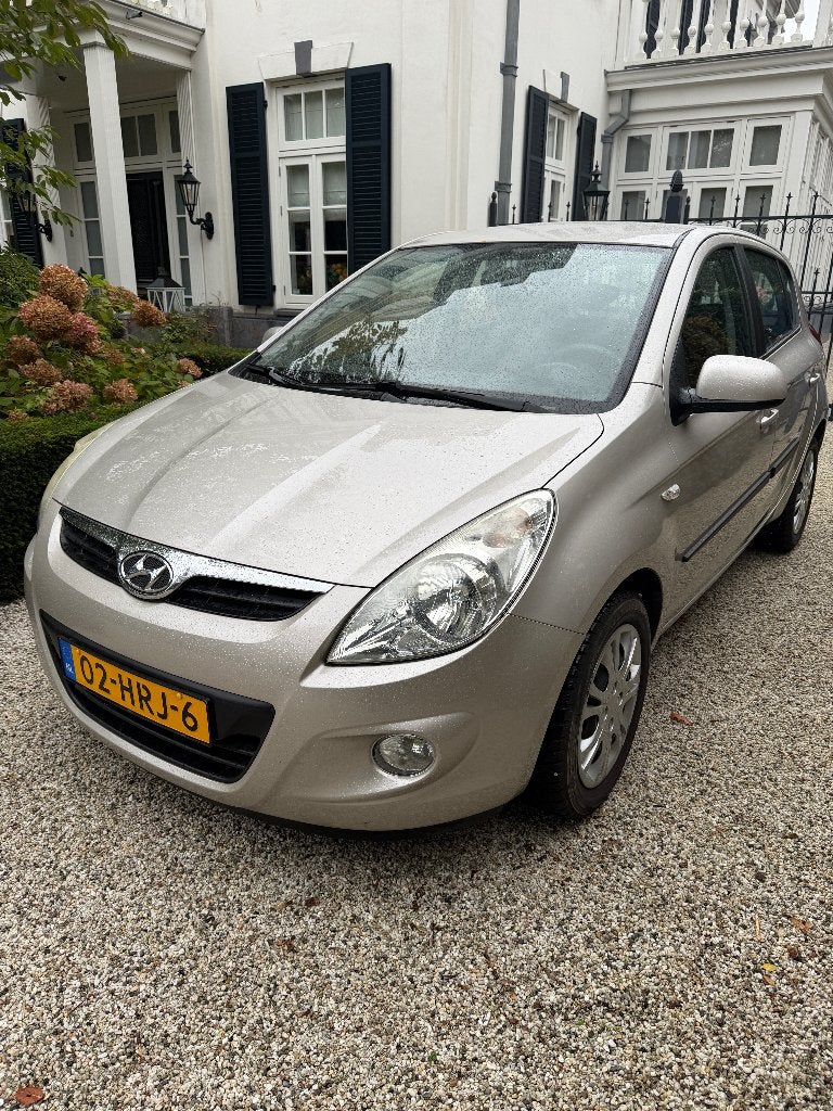 Hyundai i20 1.4 5-DRS AUTOMAAT 2009 Grijs, Auto's, Dealer onderhouden, 40 €/maand, Zwart, 4 cilinders