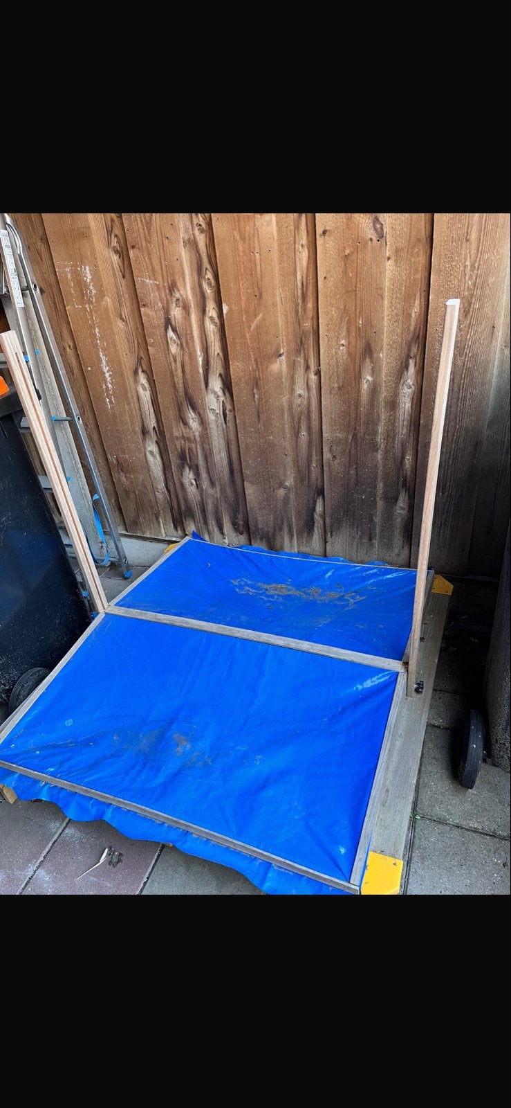 Zandbak met blauw zeil en houten frame, Ophalen, Zo goed als nieuw