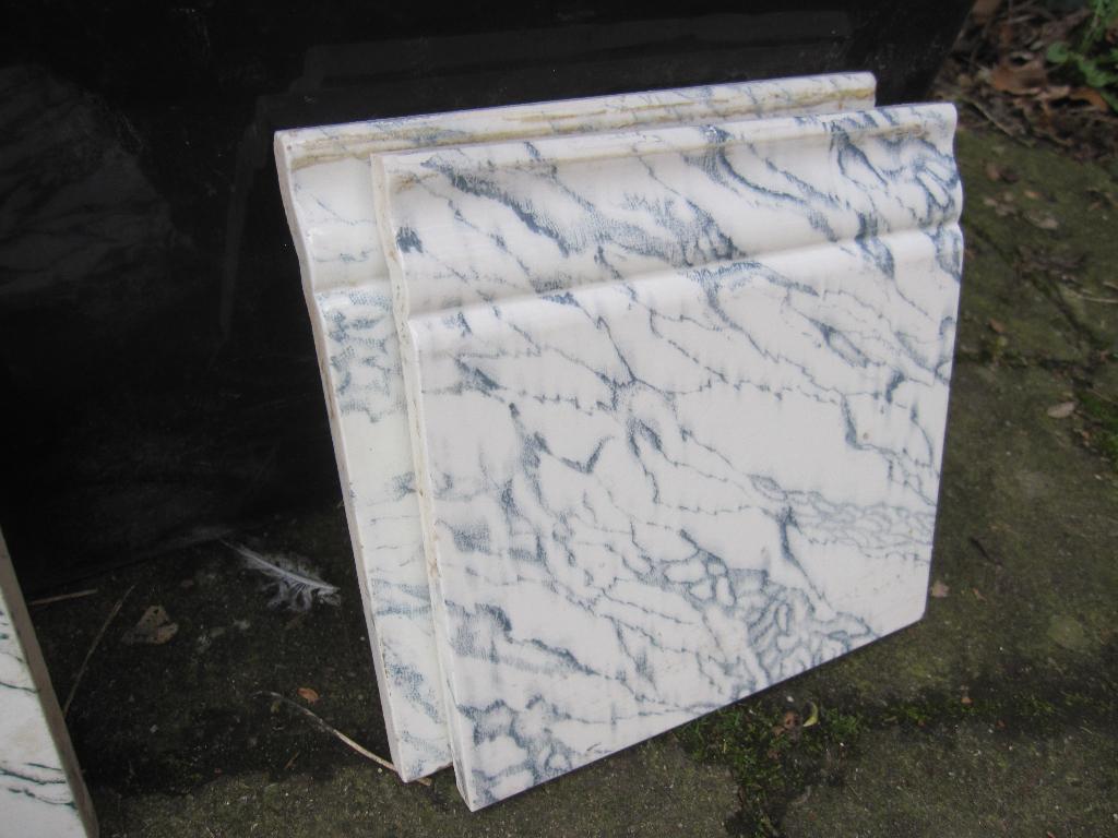 51 en 17 antieke muur plinten, gemarmerd grijsblauw en groen, Ophalen, Overige materialen, Zo goed als nieuw, Minder dan 100 cm