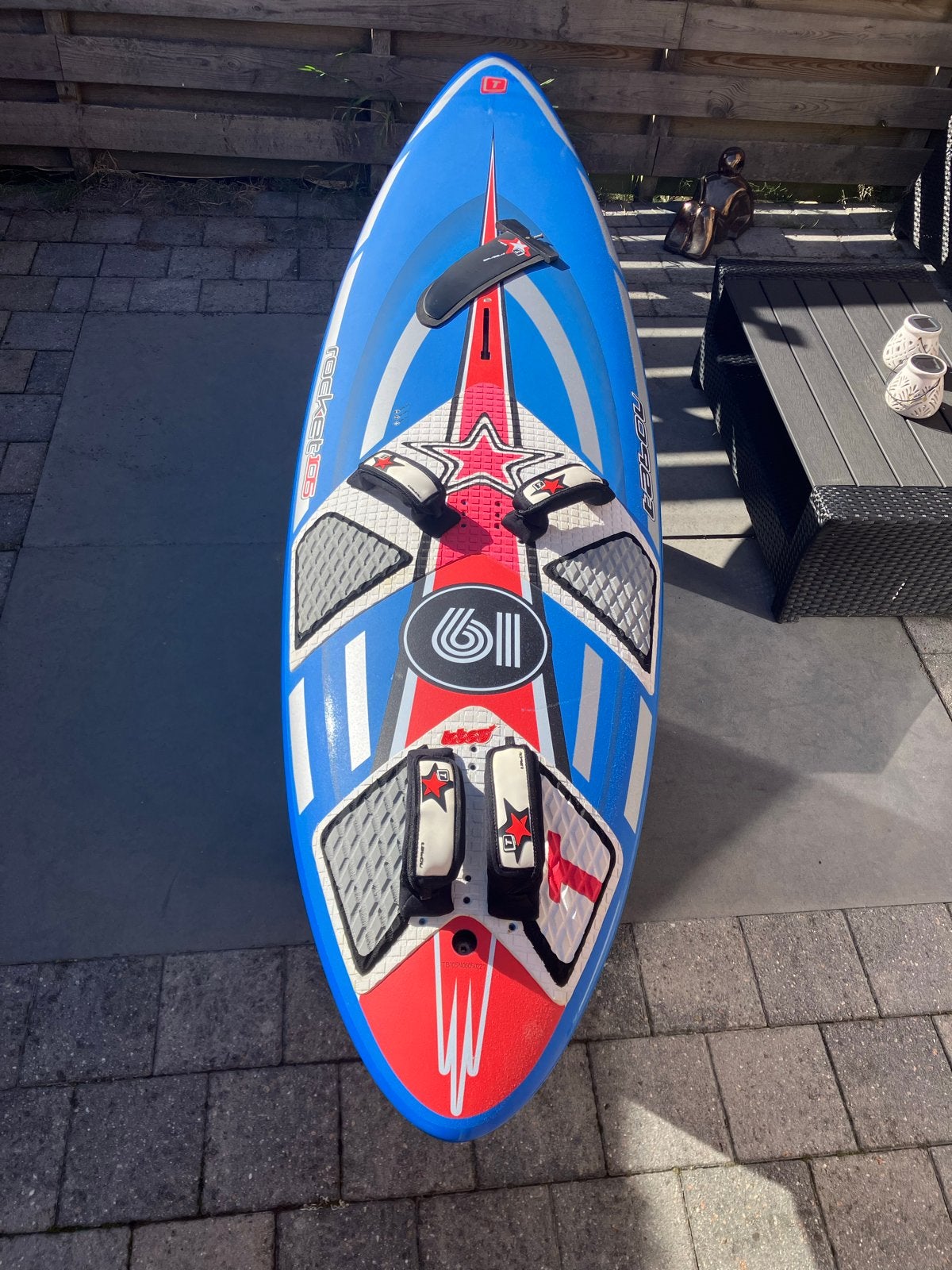 Tabou Rocket 105 Windsurfplank - Zo goed als nieuw, Met voetbanden, Tabou, Minder dan 250 cm, Ophalen of Verzenden