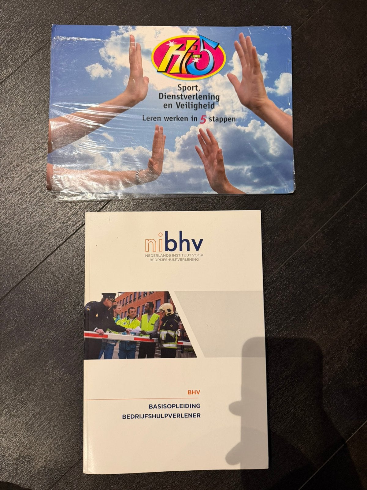 2 Boeken – BHV + Sportdienstverlening & Veiligheid, Ophalen of Verzenden, Nieuw