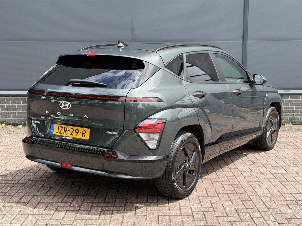 Hyundai Kona Electric Pure Edition 64.8 kWh / Stuur & Stoelv, Auto's, Hyundai, Stof, 750 kg, 204 pk, Kona