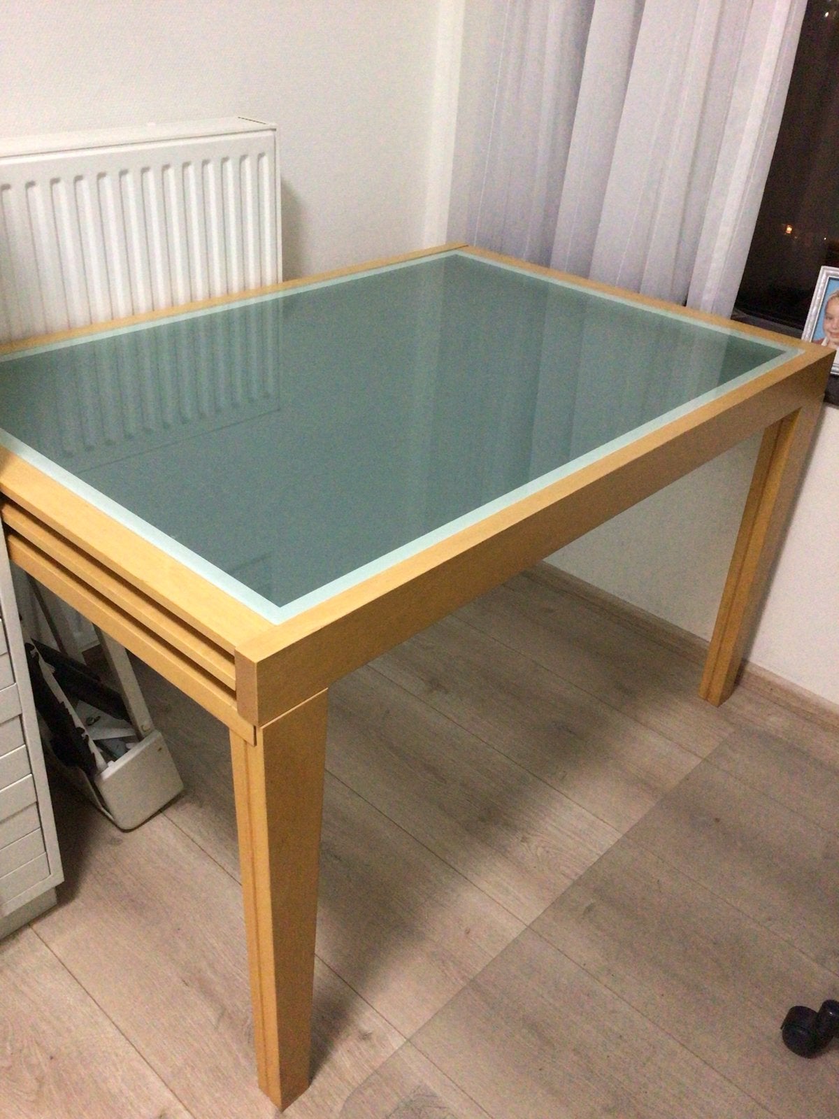 Elegante eettafel met glazen blad en houten frame, Huis en Inrichting, Ophalen, Gebruikt, 200 cm of meer, 50 tot 100 cm