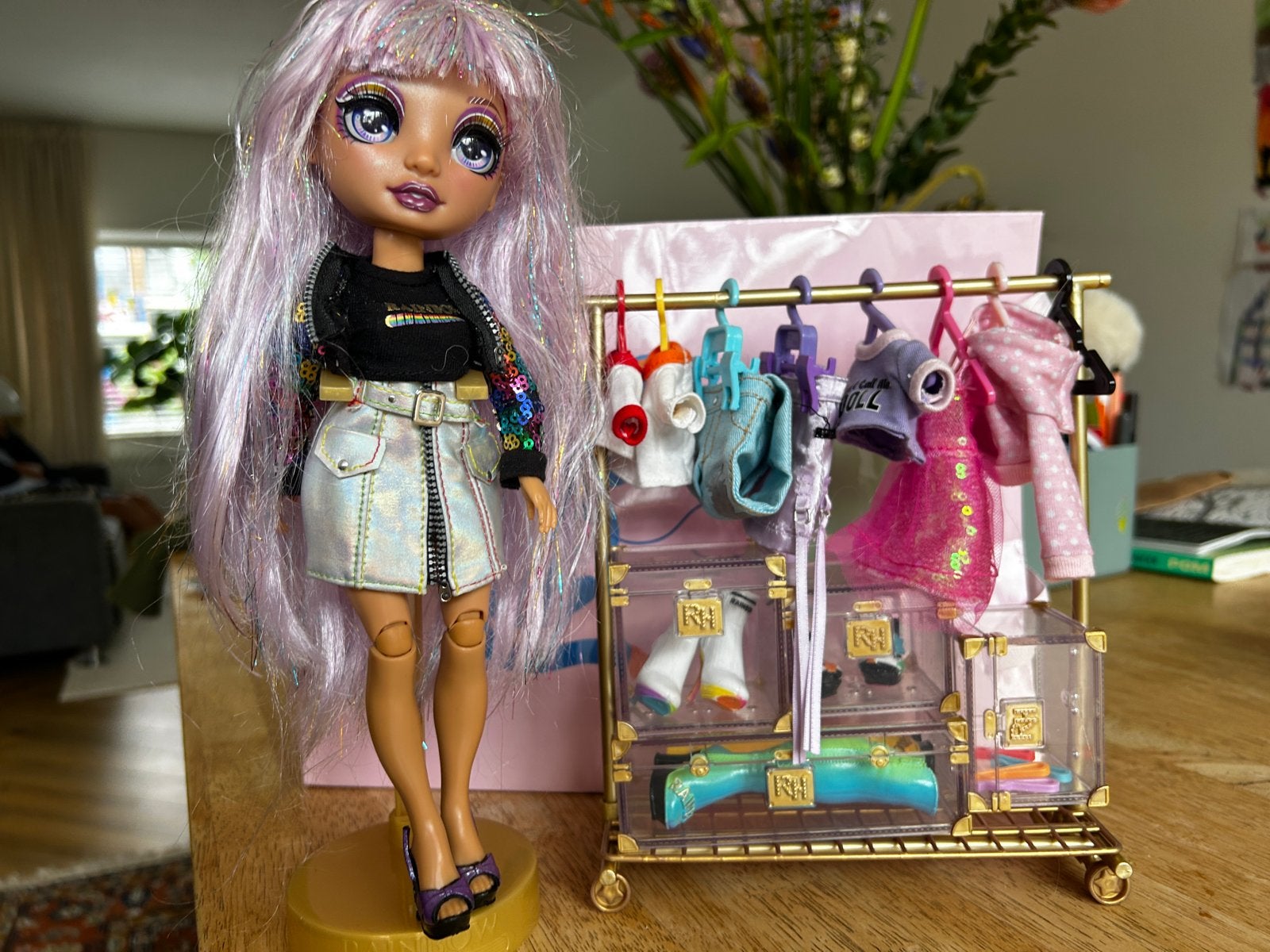 Rainbow High pop met kledingrek en accessoires, Kinderen en Baby's, Ophalen of Verzenden, Zo goed als nieuw, Overige typen