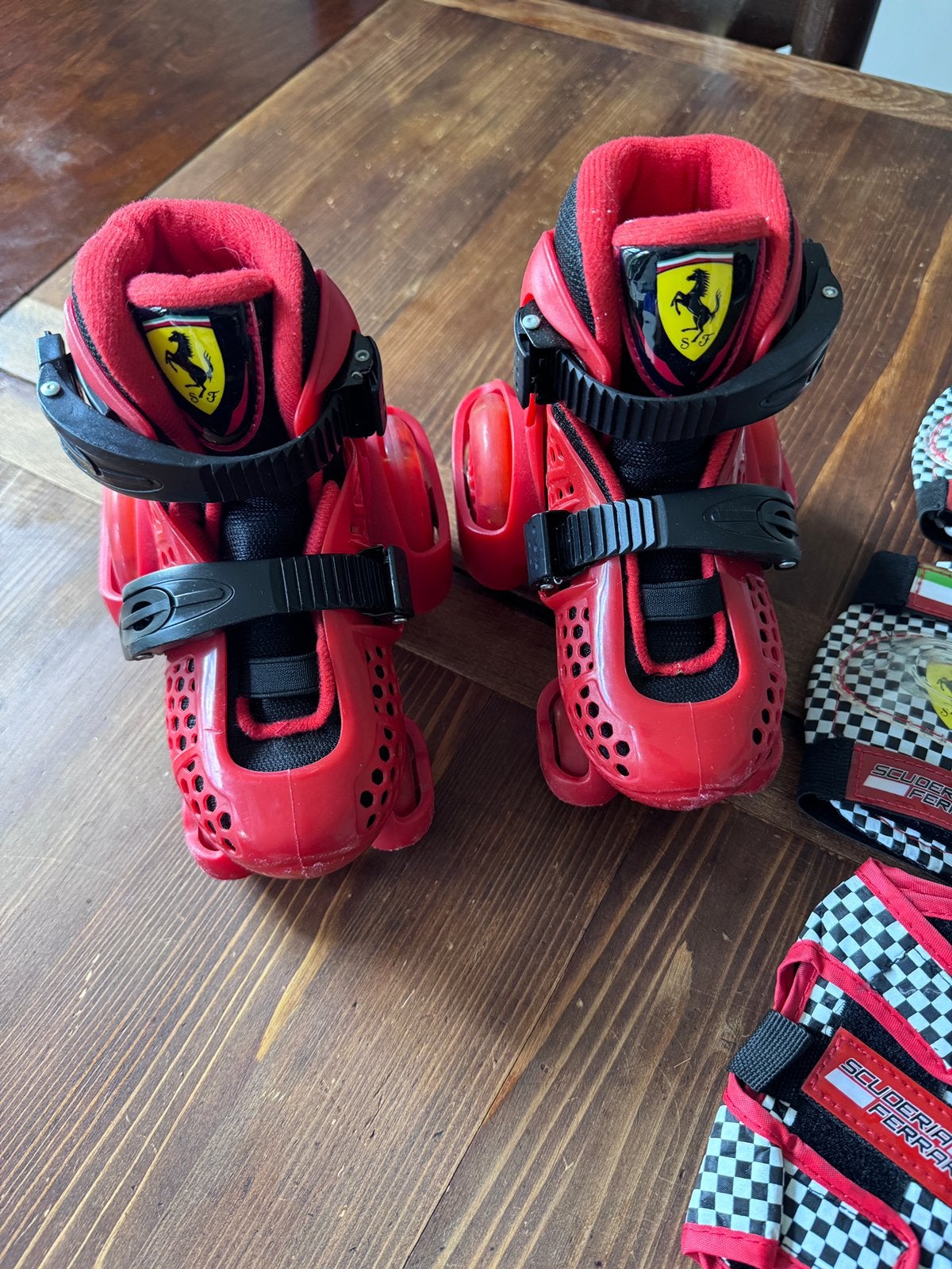 Ferrari skates Adjustable size 26-29 - Kinder skeelers, Overige merken, Gebruikt, Kinderen, Ophalen of Verzenden