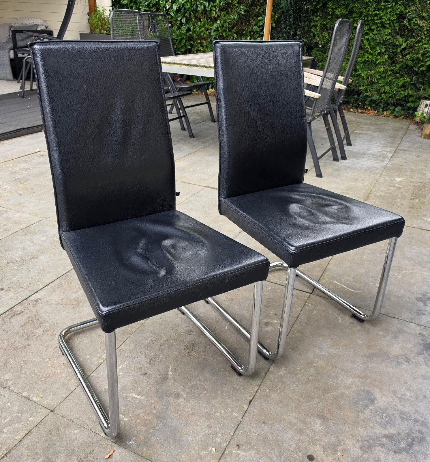 KFF stoelen - Zwart leer met chromen onderstel (2 stuks), Ophalen, Gebruikt, Twee, Zwart