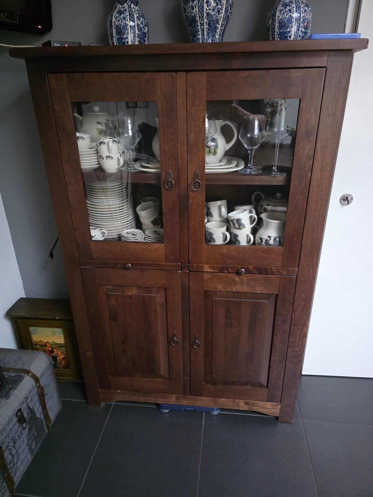 Mooie houten vitrinekast met glazen deuren Koloniaal, Ophalen, 100 tot 150 cm, Koloniaal, 150 tot 200 cm