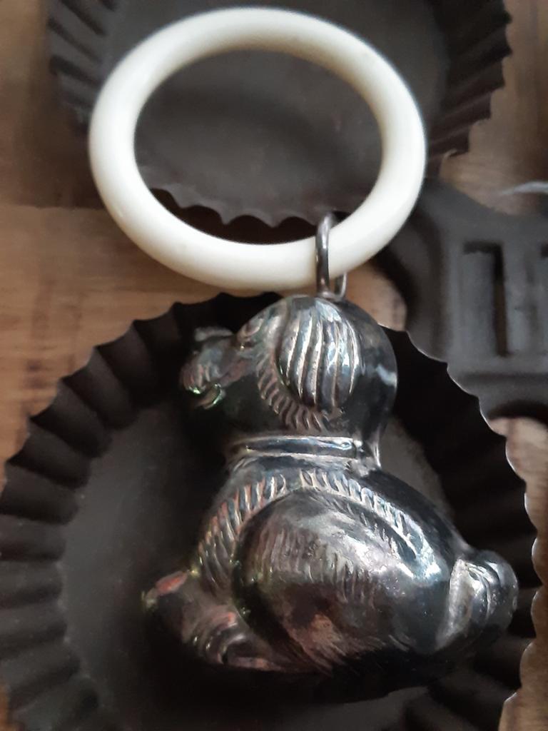 Mooie rammelaar "verzilverd" leuk kraamkado stoer brocante, Ophalen of Verzenden
