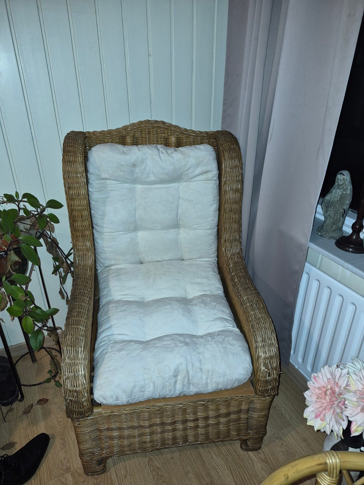 Rotan fauteuil met crèmekleurig kussen - Nette staat, Huis en Inrichting, Ophalen, Gebruikt, Riet of Rotan