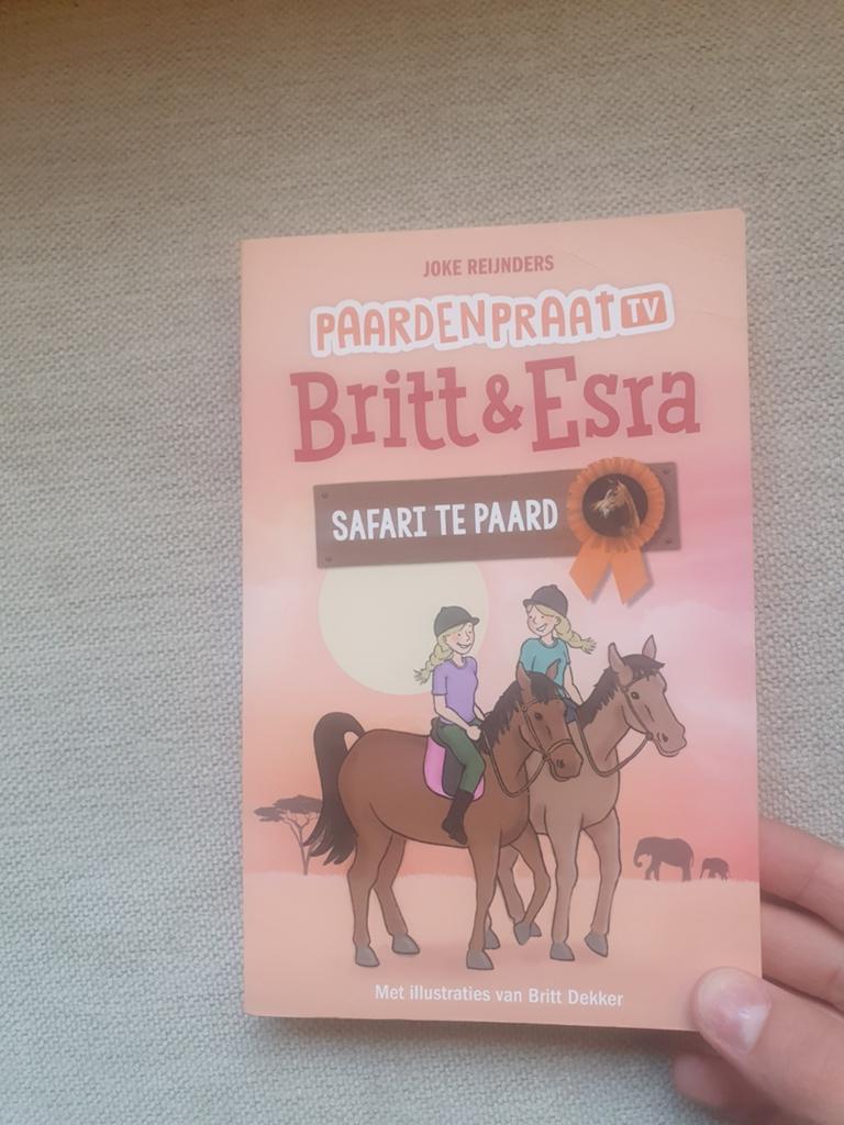 Boek Britt en Esra safari te paard van paardenpraat tv, Ophalen of Verzenden, Zo goed als nieuw, Joke Reijnders, Non-fictie