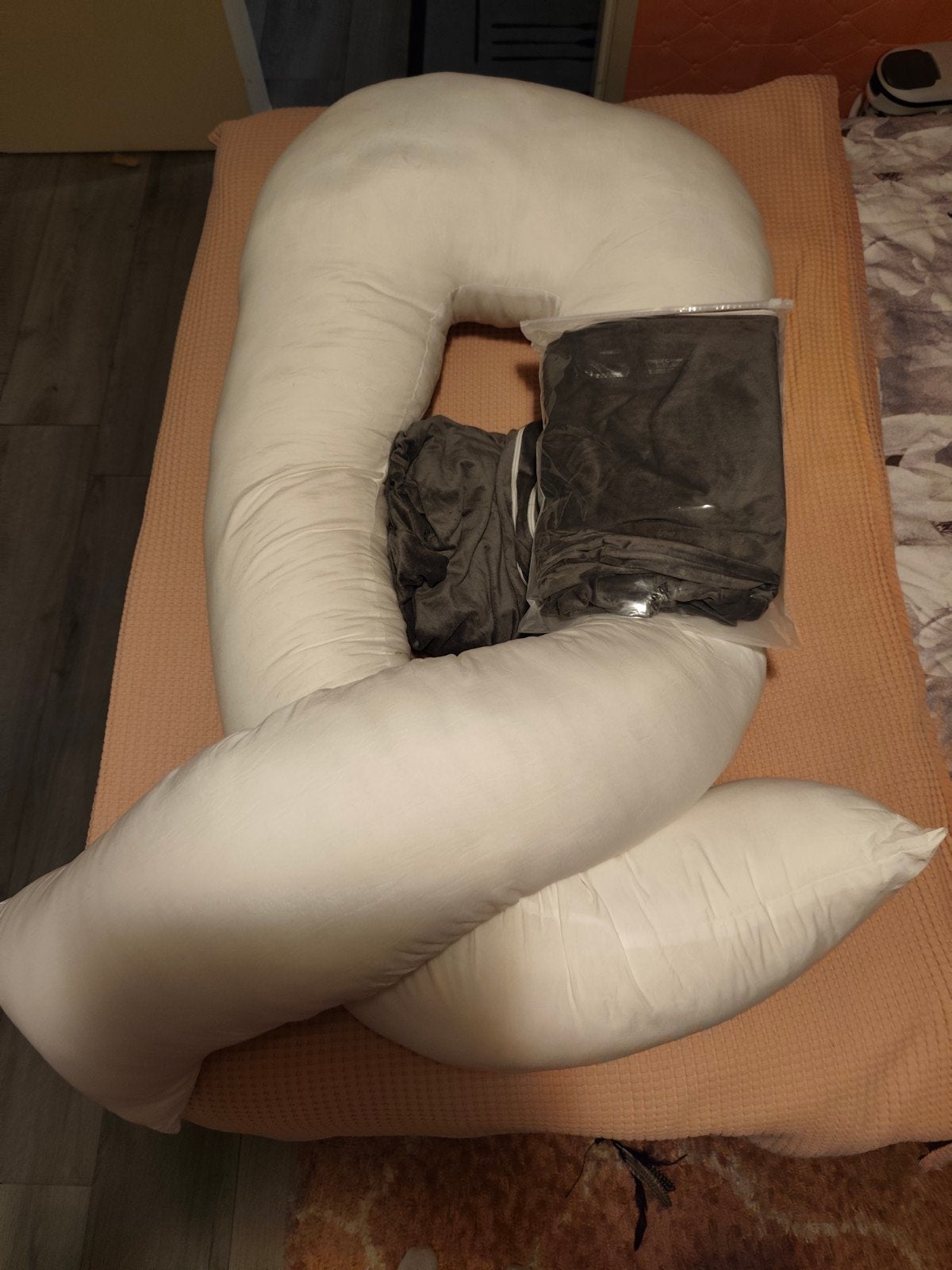 Nieuw Zijslaapkussen XXL Grijs met 2 Hoezen, Huis en Inrichting, Anti-allergisch, Eenpersoons, Nieuw, Ophalen of Verzenden