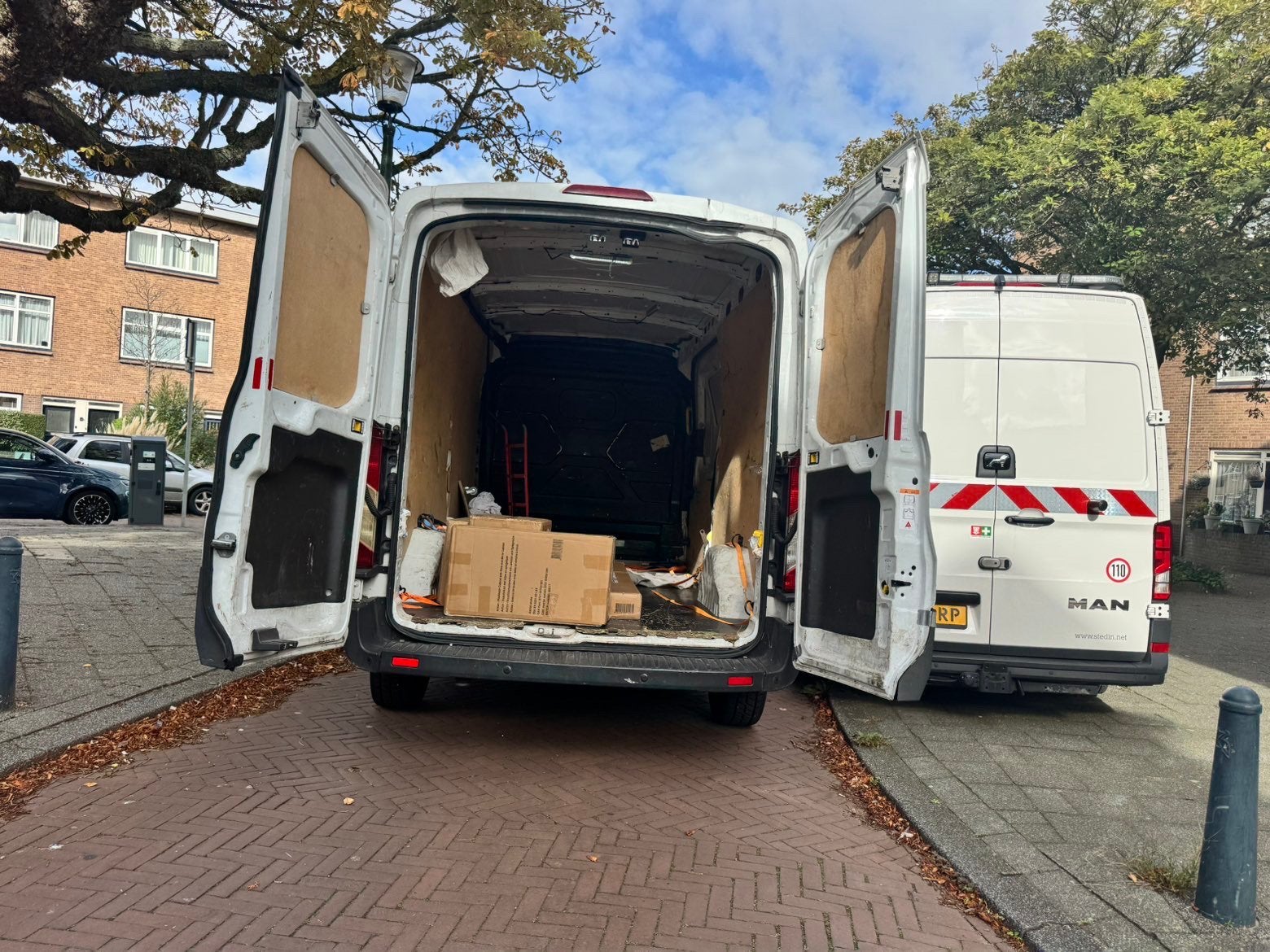 Bus met chauffeur | Spoedtransport | Bank, Bureau & Meubels