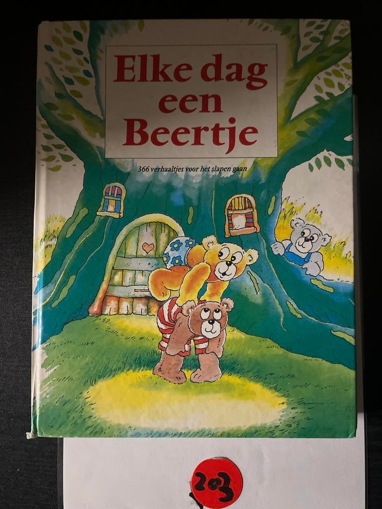 Elke dag een Beertje - 366 verhaaltjes voor het slapen gaan, Ophalen of Verzenden, Zo goed als nieuw, Sprookjes