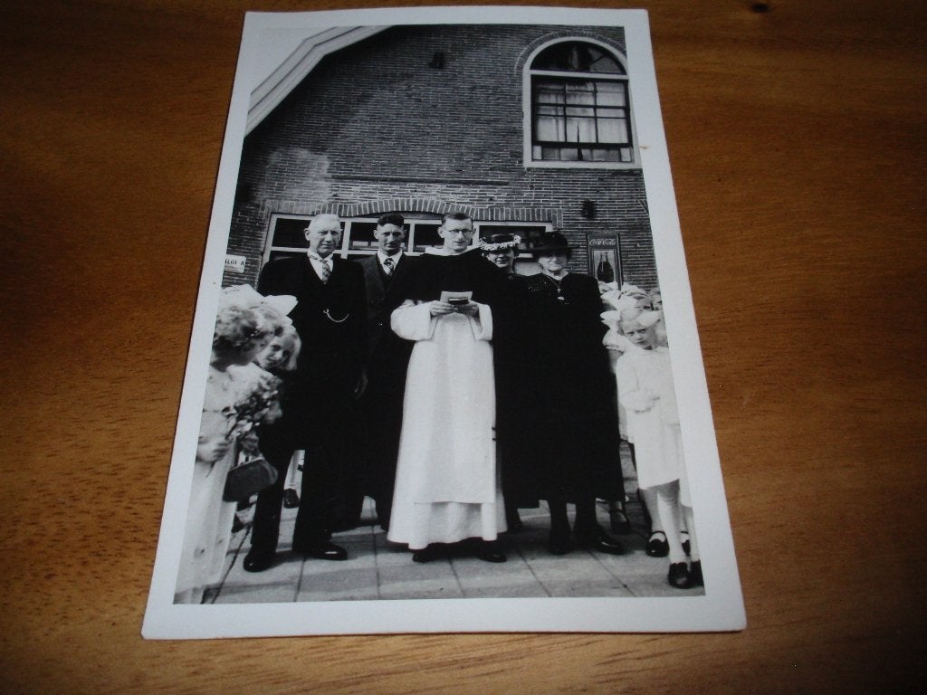 Fotokaart Priester met een gezin Coca Cola bordje naast deur, Verzenden, 1940 tot 1960, Ongelopen, Overige thema's