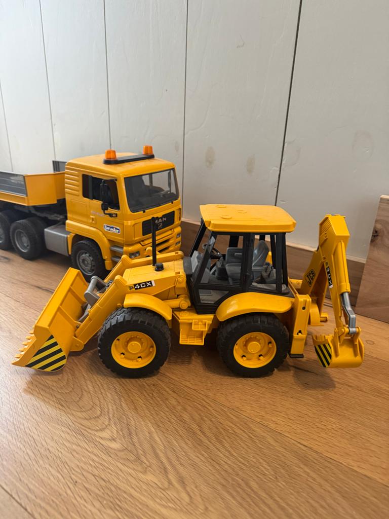 Bruder vrachtwagen met oplegger en graafmachines, Kinderen en Baby's, Speelgoed | Speelgoedvoertuigen, Ophalen of Verzenden, Zo goed als nieuw