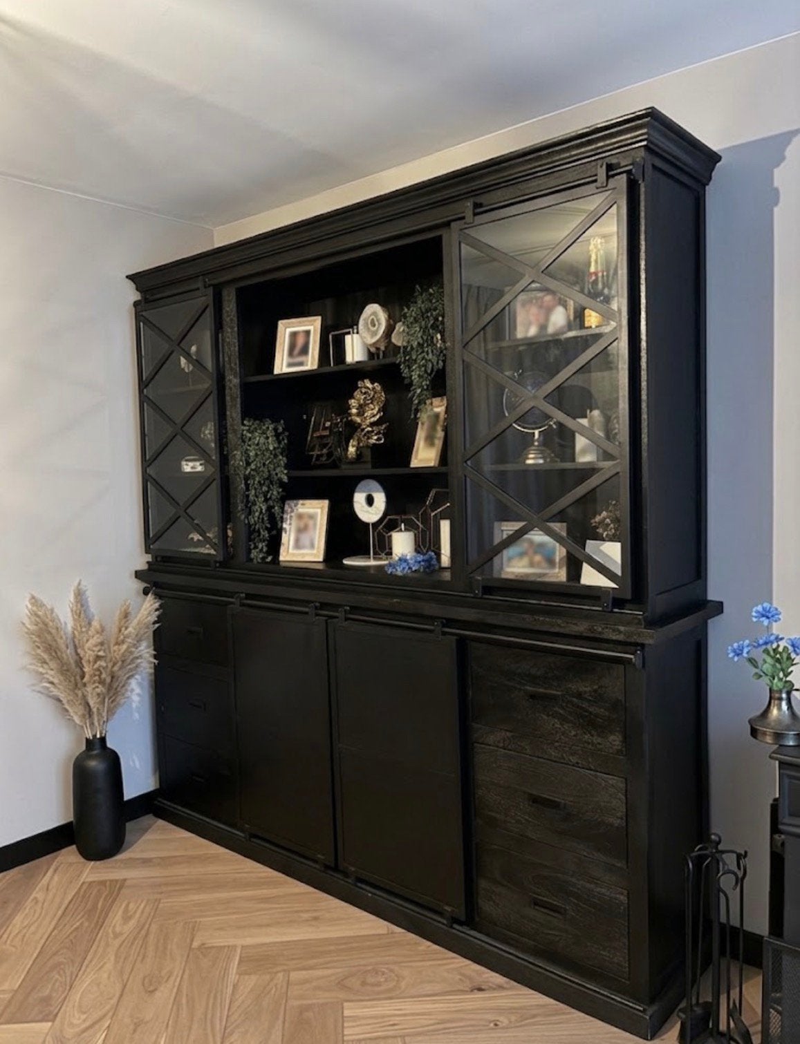 Zwarte mangohout kast (buffet/vitrine) 2.20 bij 2.20, Ophalen of Verzenden, Zo goed als nieuw, 25 tot 50 cm, 200 cm of meer