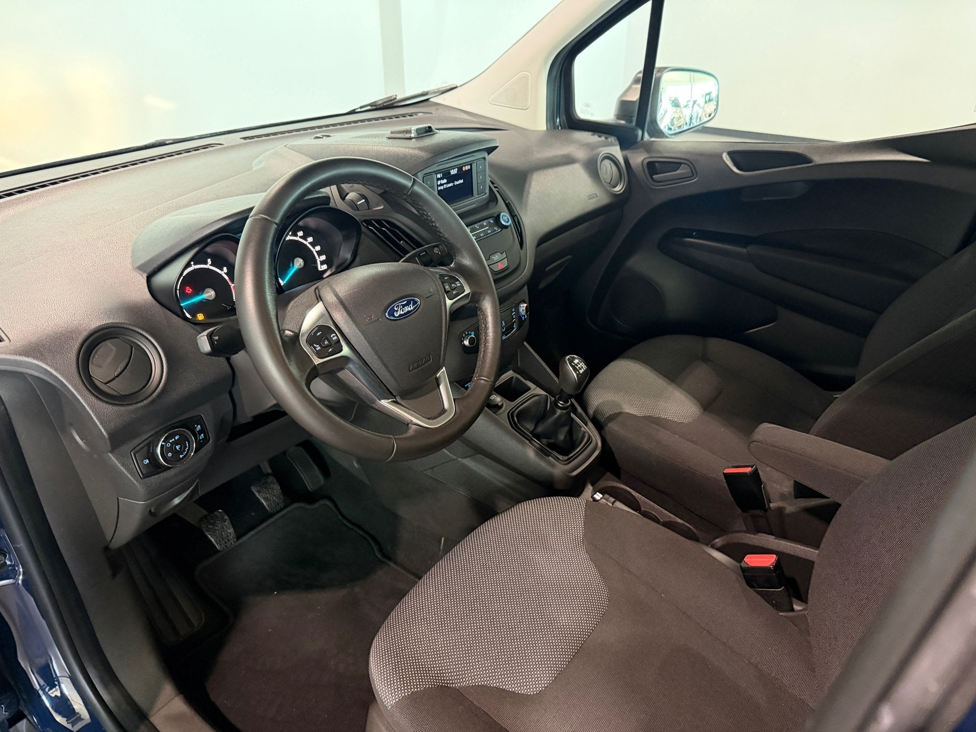 Ford Tourneo Courier 1.0 Ambiente 5P.|Airco|Stoelverw.|2xSch, Auto's, Stof, Gebruikt, Euro 6, 890 kg