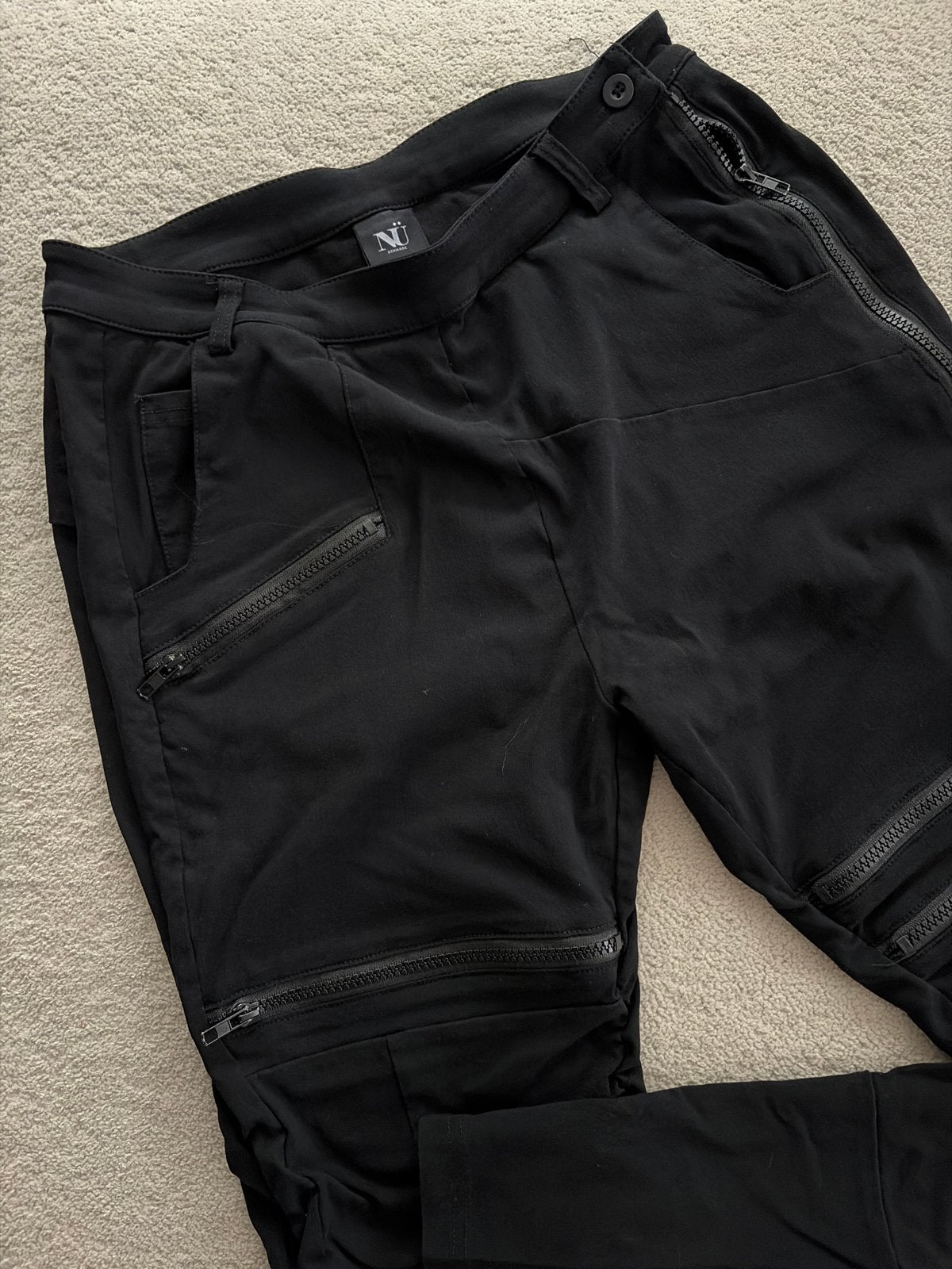NÜ Denmark zwarte broek met ritsdetails - Maat M, Maat 38/40 (M), Verzenden, Zwart, Zo goed als nieuw