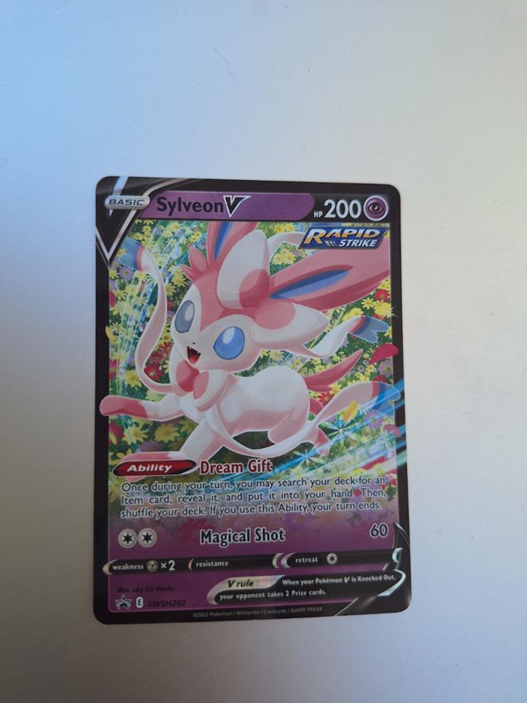 Sylveon V Pokémon Kaart SWSH202, Ophalen of Verzenden, Zo goed als nieuw, Losse kaart