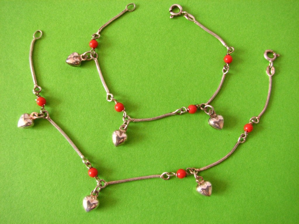 2 Mooie Fijne Zilveren Armbanden met bloedkoraal en hartjes, Verzenden, Zilver, Armband, Met edelsteen