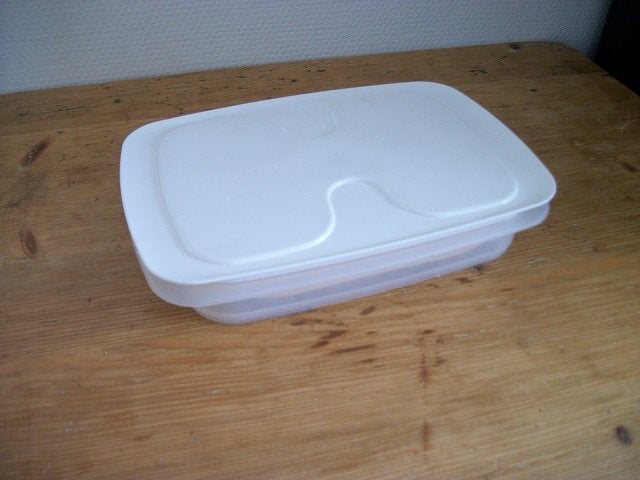 Tupperware Vleeswaren Bakje met Rooster ( wit ), Ophalen of Verzenden, Gebruikt, Wit, Bak of Kom