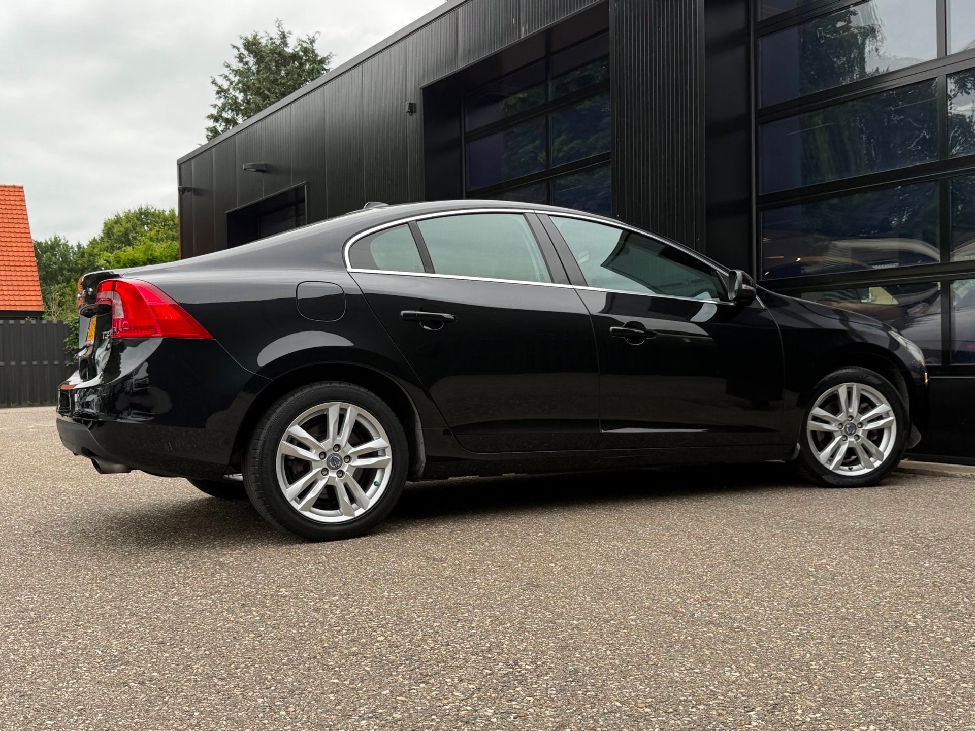 Volvo S60 1.6 T3 Momentum Clima Navi Aut., Auto's, Volvo, 15 km/l, 4 cilinders, 150 pk, Zwart