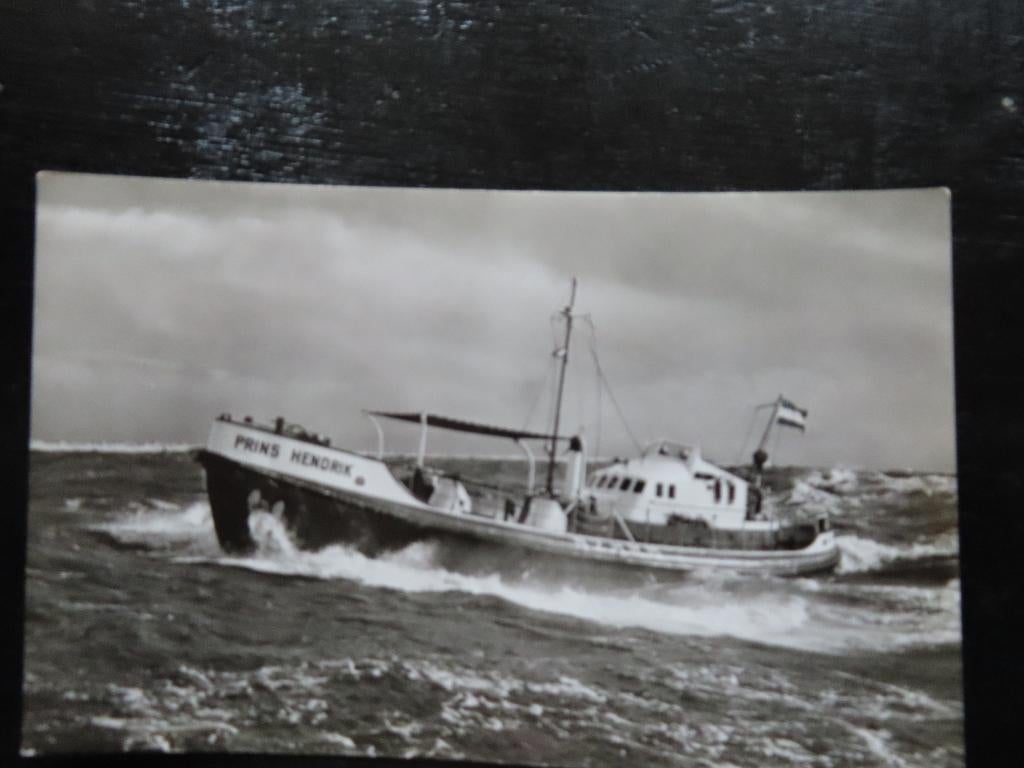 ansichtkaart reddingboot "Prins Hendrik" KNRM, Ophalen of Verzenden, Zo goed als nieuw, Motorboot, Kaart, Foto of Prent