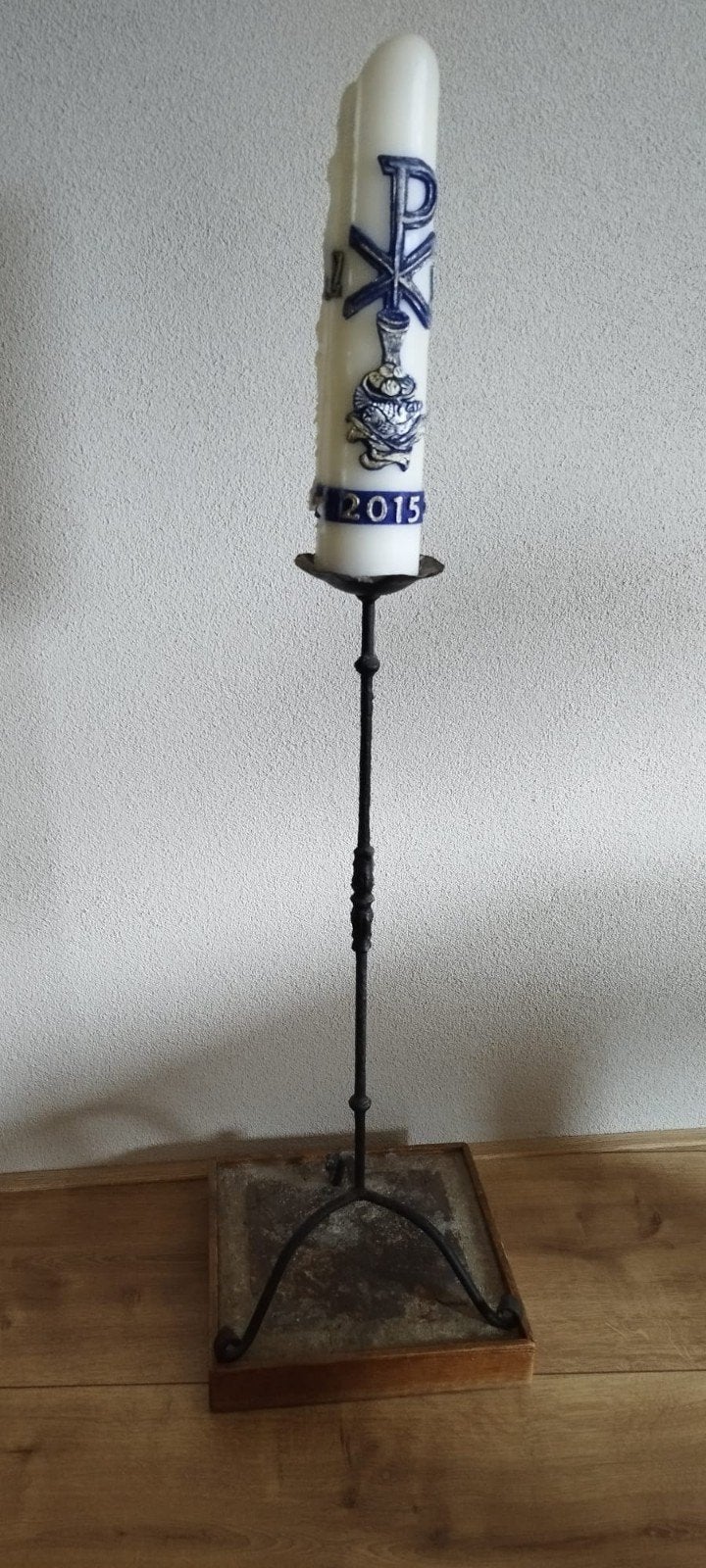 Paaskaars op smeedijzeren standaard - 2015, Antiek en Kunst, Ophalen of Verzenden