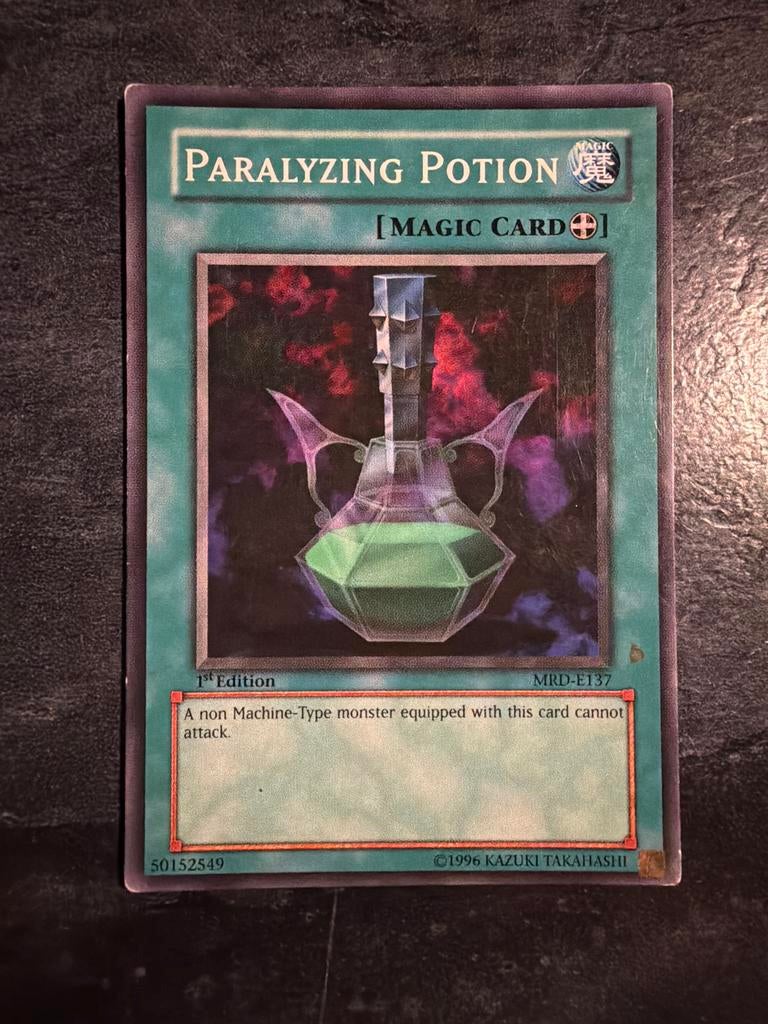 Yu-Gi-Oh! Paralyzing Potion 1st Edition MRD-E137, Ophalen of Verzenden, Gebruikt, Losse kaart