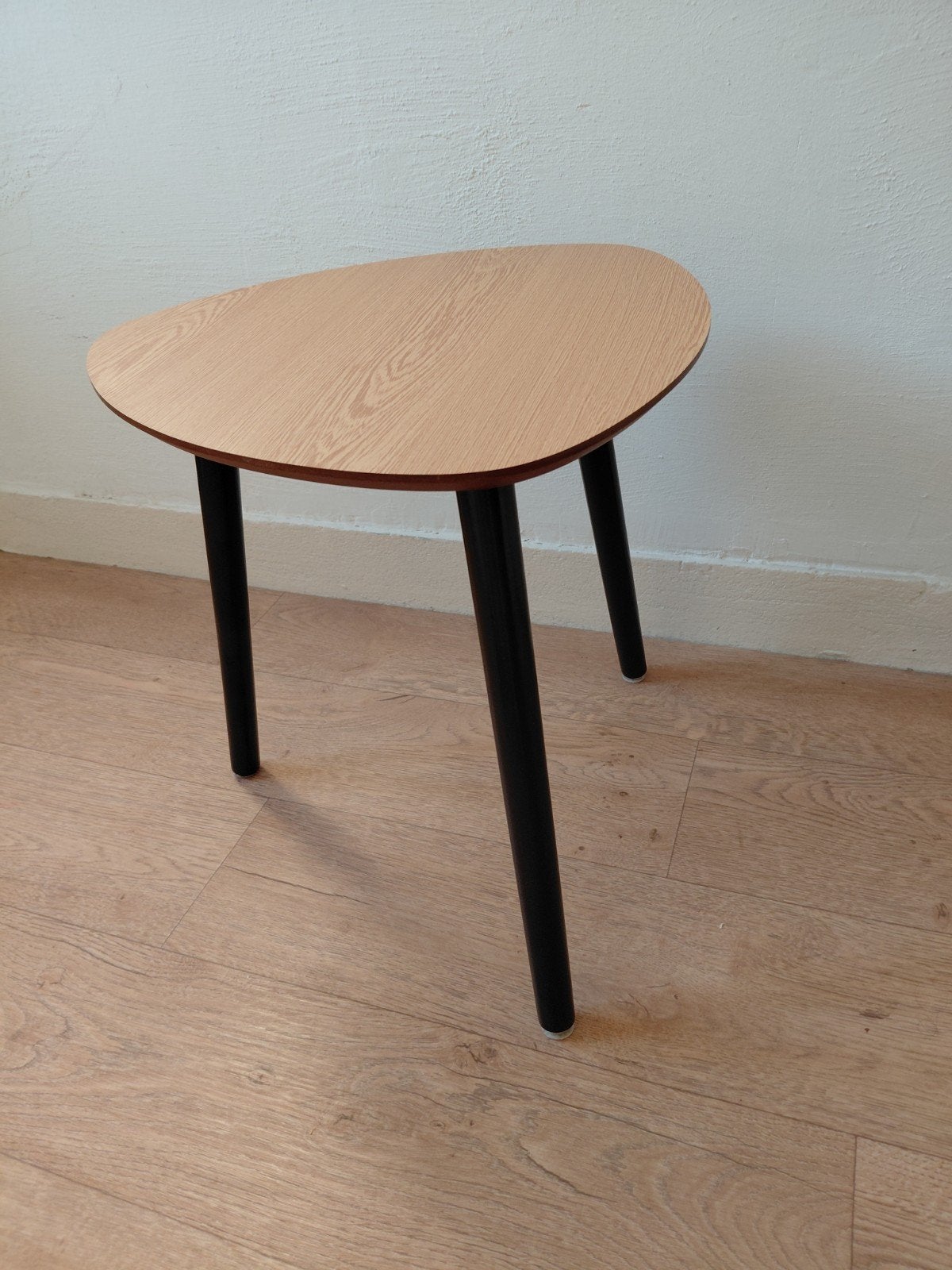 Bijzet tafeltje  met houtnerf structuur  driehoekig., Minder dan 55 cm, Ophalen of Verzenden, Overige vormen, Overige materialen